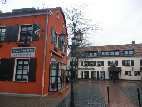 Neukirchen : Hochstraße, im Hintergrund die Stadtbücherei